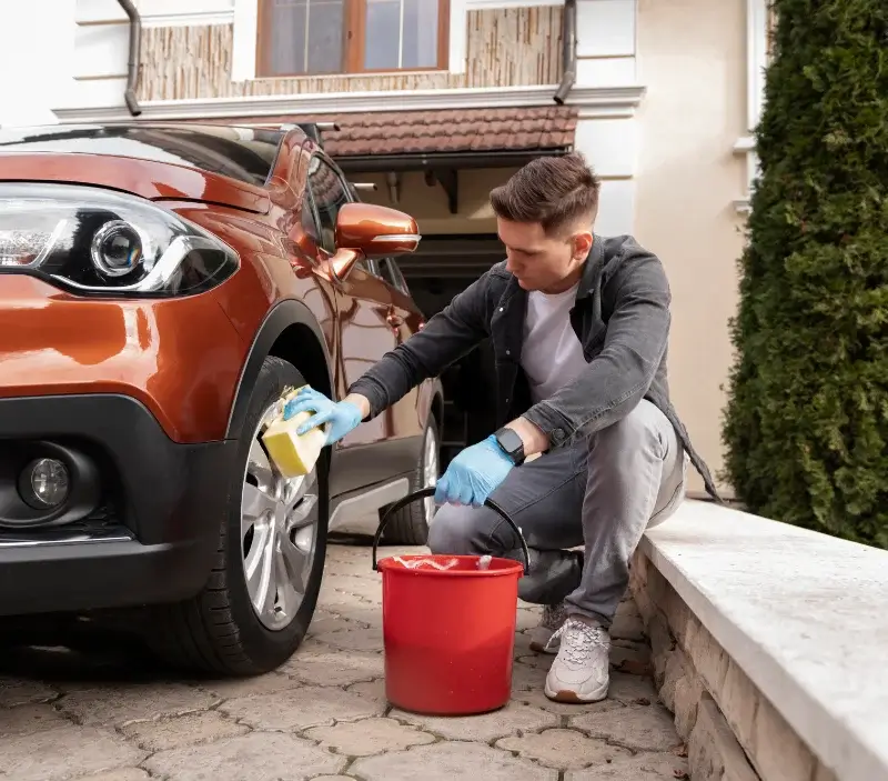 Lavage auto à domicile Cartelègue : professionnel intervenant sur un véhicule